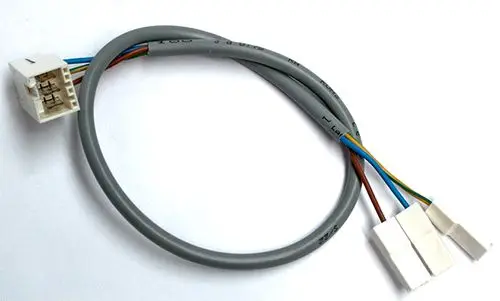 Daikin Kabel mit mehreren Anschlüssen, bestehend aus grauem Kabel mit verschiedenen farbigen Drähten, zur Verbindung von Komponenten in Heizsystemen.